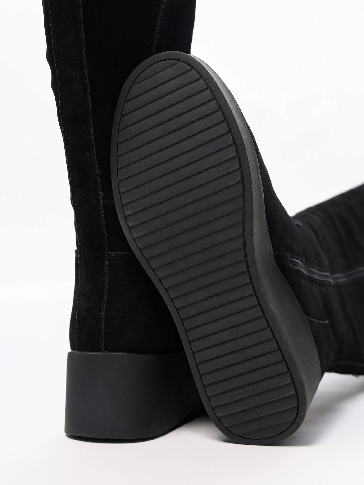 Сапоги черного цвета из натуральной замши на высокой платформе